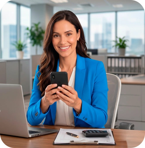 Gestora a consultar o CentralGest Cloud no telemovel